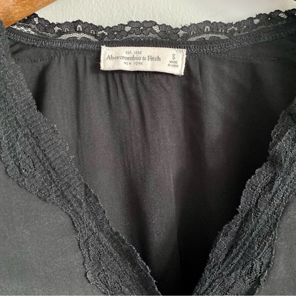 Abercrombie & Fitch Black Lace Wrap Top Size Small - Picture 3 of 4